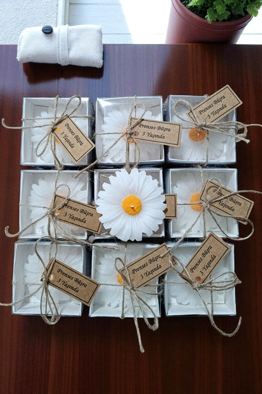 Beyaz Kraft Kutulu Papatya Mum – Özel Gün Hediyelik Mum | Erse Home