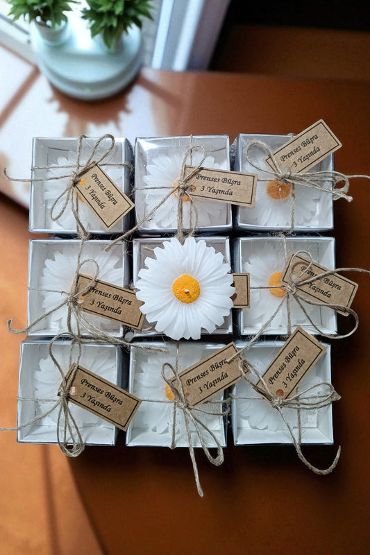 Beyaz Kraft Kutulu Papatya Mum – Özel Gün Hediyelik Mum | Erse Home