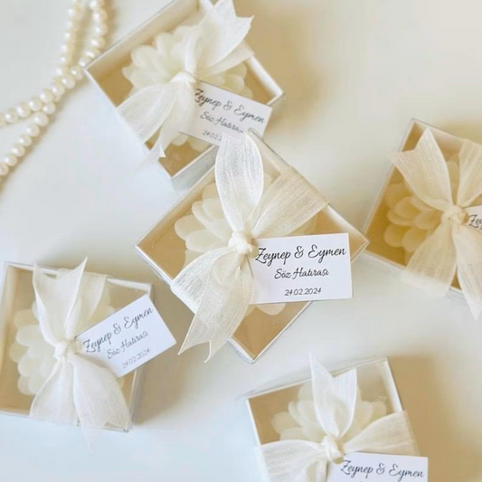 Beyaz Kurdeleli Kraft Kutu Lotus Mum – Etiketli Hediyelik 7x7x3 cm | Erse Home