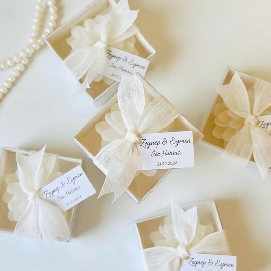 Beyaz Kurdeleli Kraft Kutu Lotus Mum – Etiketli Hediyelik 7x7x3 cm | Erse Home