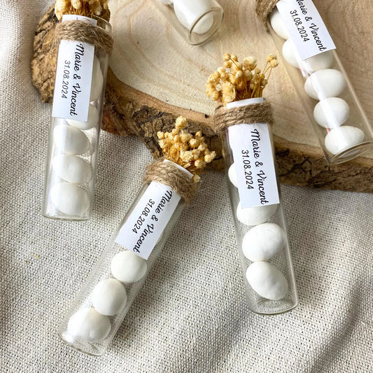 Cipso Çiçek ve Etiket Detaylı Cam Fanus İçerisinde Badem Şekeri