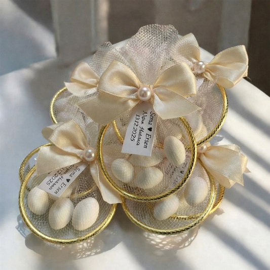 Kişiye Özel Gold Metal Halka Nişan ve Söz Şekeri – İncili Krem Renk Fiyonk Süslemeli