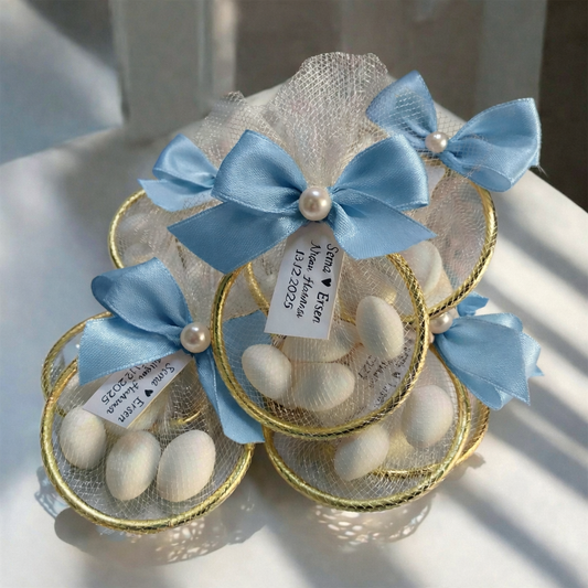 Kişiye Özel Gold Metal Halka Nişan ve Söz Şekeri – İncili Mavi Renk Fiyonk Süslemeli