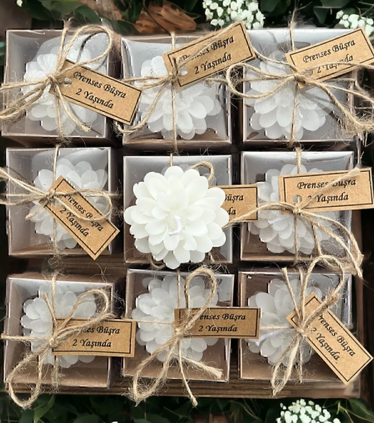 Süslemeli Lotus Mum – Etiketli Kraft Kutu Hediyelik | Kutu 7x7x3 cm