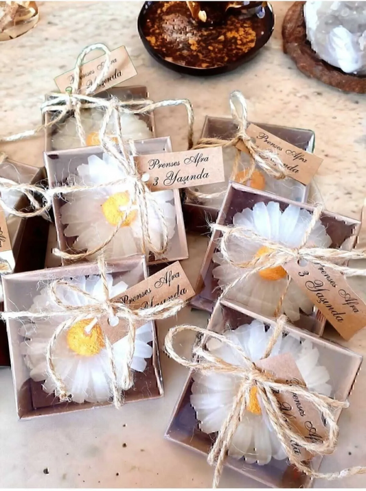 Süslemeli Papatya Mum – Etiketli ve Jüt İpli Sunum