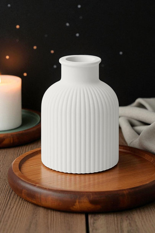 Çizgili Desenli Beyaz Beton Dekoratif Vazo – El Yapımı | Erse Home