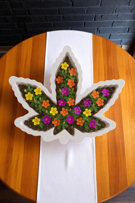 Çınar Yaprağı Desenli Beyaz Renk Dekoratif Beton Saksı