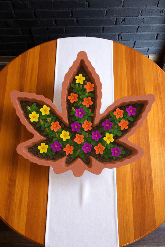 Çınar Yaprağı Desenli Kiremit Rengi Dekoratif Beton Saksı