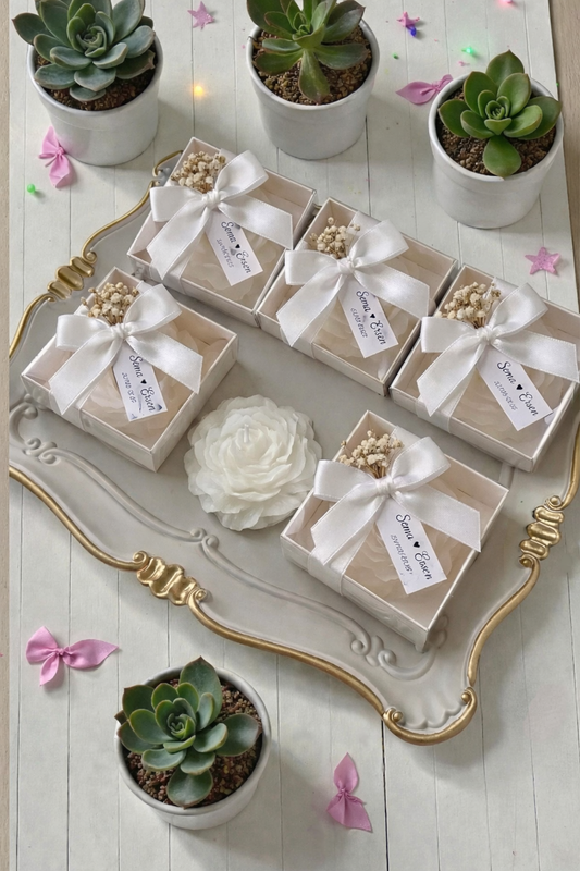 Beyaz Saten Kurdele ve Kuru Çiçek Süslemeli Kutulu Şakayık Mum
