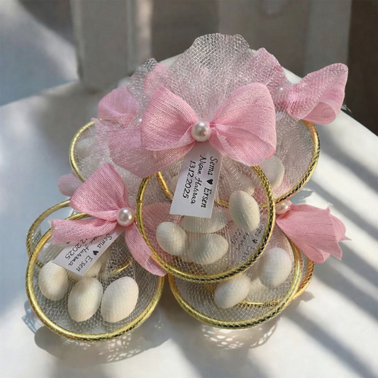 Kişiye Özel Gold Metal Halka Nişan ve Söz Şekeri – İncili Pembe Renk Fiyonk Süslemeli